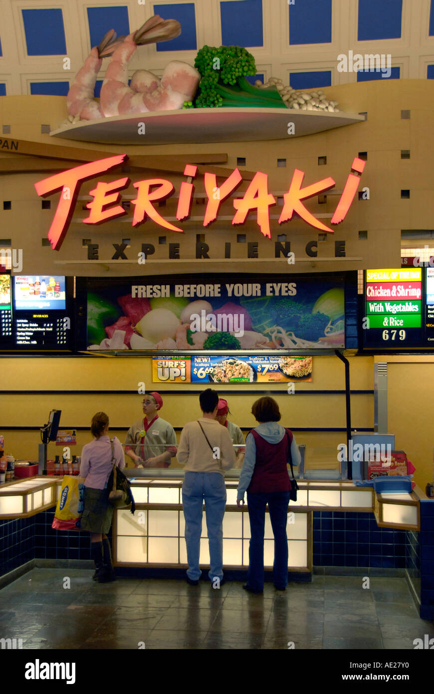 Food court in un grande centro commerciale che offre ai clienti una varietà di preparazione alimentare scelte per ordinare e mangiare il divertimento Foto Stock
