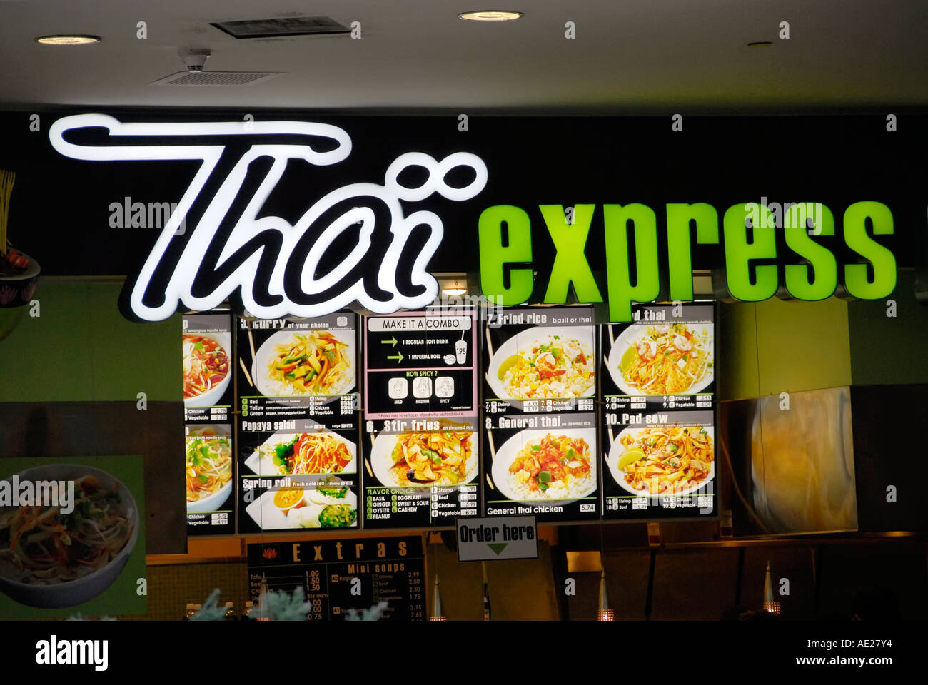 Food court in un grande centro commerciale che offre ai clienti una varietà di preparazione alimentare scelte per ordinare e mangiare il divertimento Foto Stock