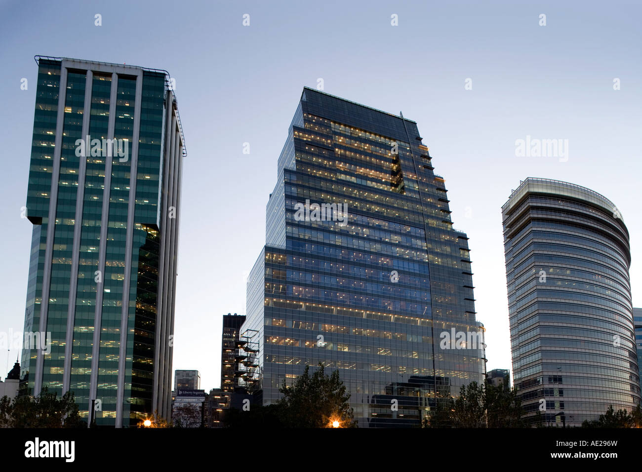Buenos Aires uffici moderni edifici al tramonto vicino alla zona docklands Puerto Madero bacino portuale. Foto Stock