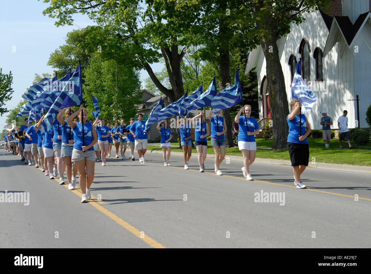 High school marching band nel giorno memoriale della sfilata Lexington Michigan Foto Stock
