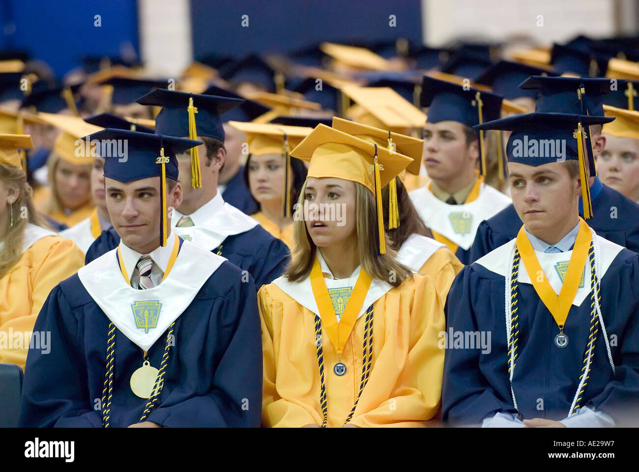 Cappuccio e camice inizio alta scuola di cerimonie di laurea a Port Huron Northern High School a Port Huron Michigan Foto Stock