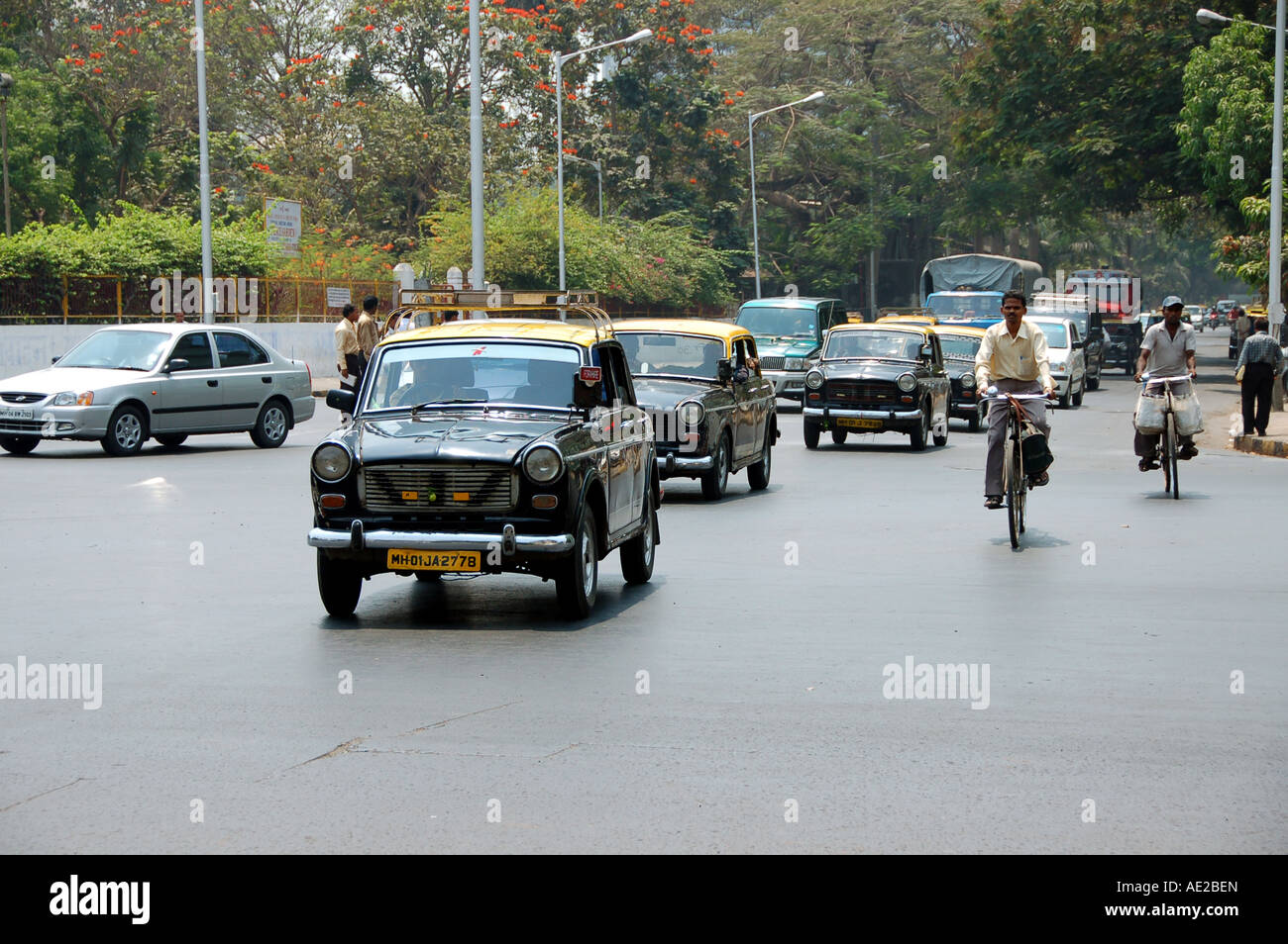Taxi e traffico street scene in Mumbai / Bombay, India Foto Stock