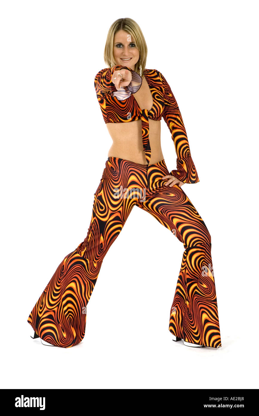 Ragazza bionda che indossa degli anni settanta outfit contro uno sfondo bianco Foto Stock