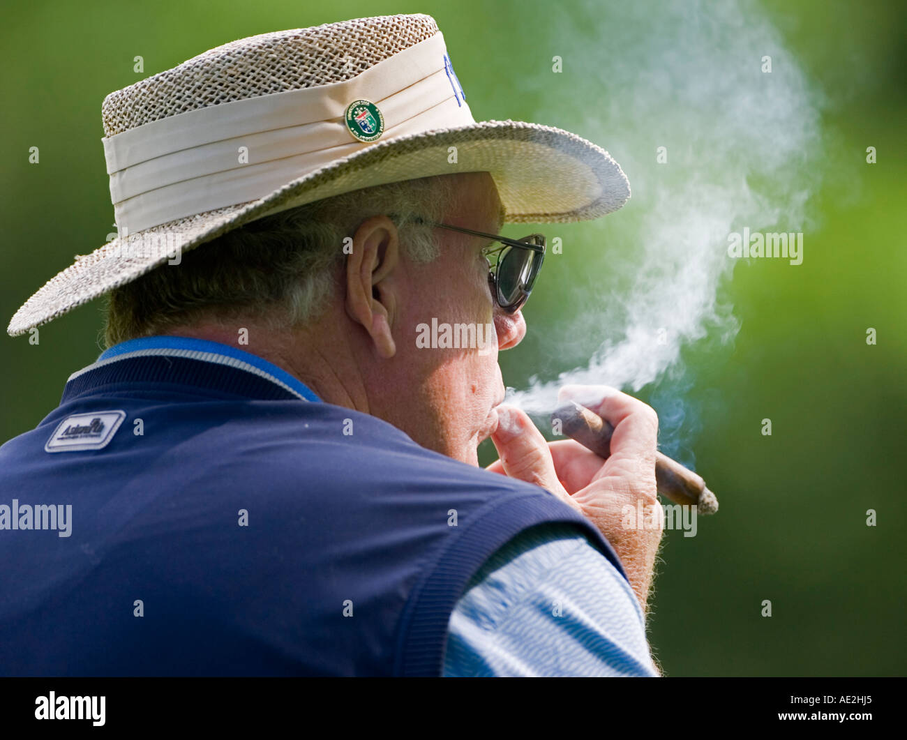 Uomo di fumare un sigaro Foto Stock