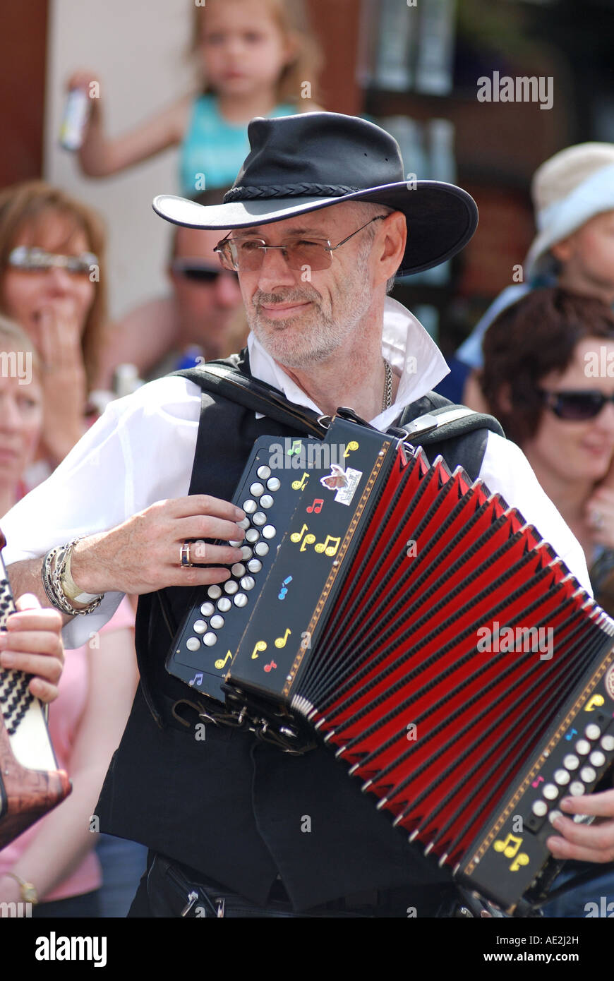 Suonatore di Melodeon a Warwick Folk Festival, Warwickshire, Inghilterra, Regno Unito Foto Stock