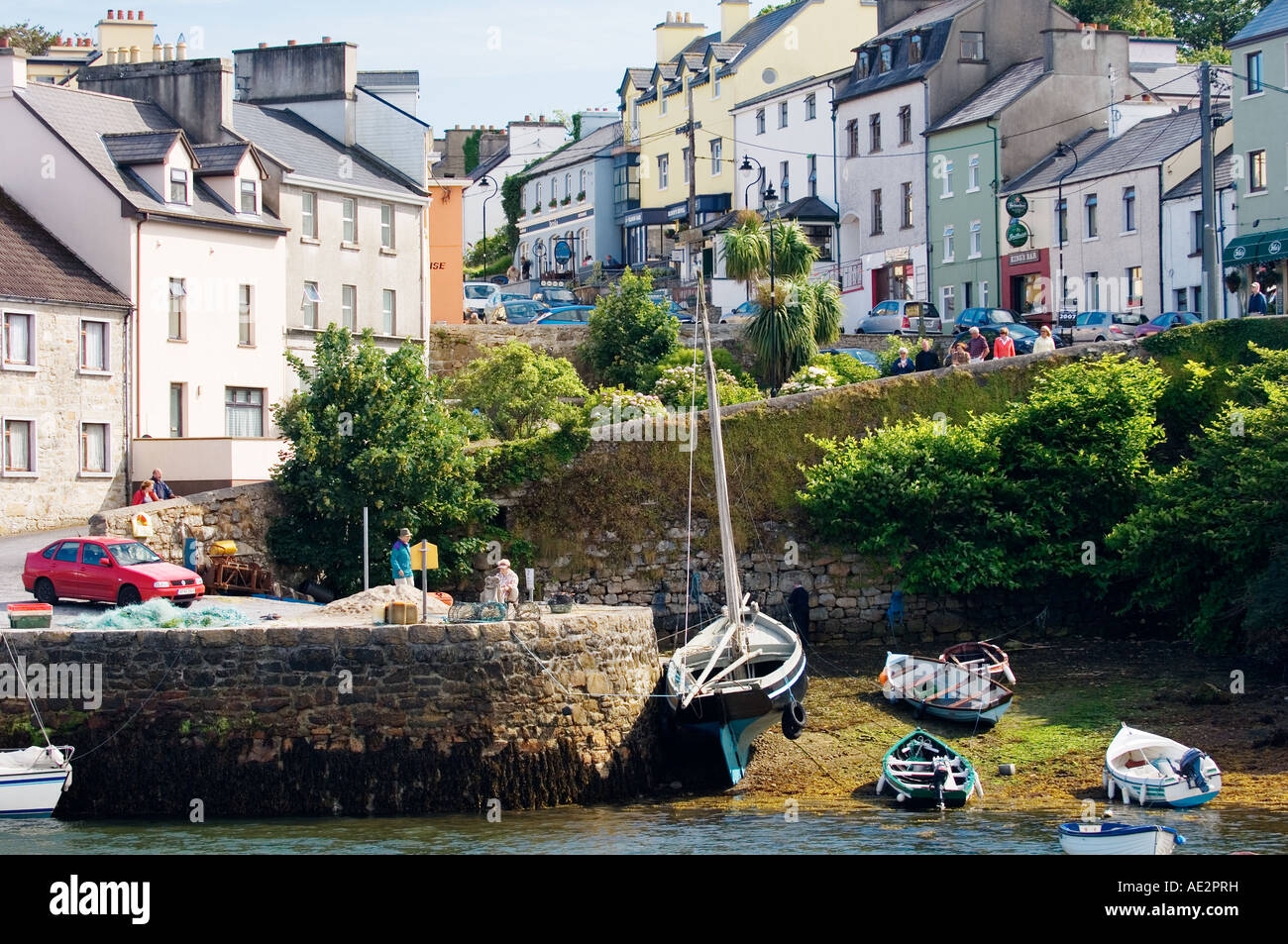 Connemara, nella contea di Galway. Il pittoresco villaggio di pescatori di Roundstone sul lato ovest della baia di Bertraghboy. Foto Stock