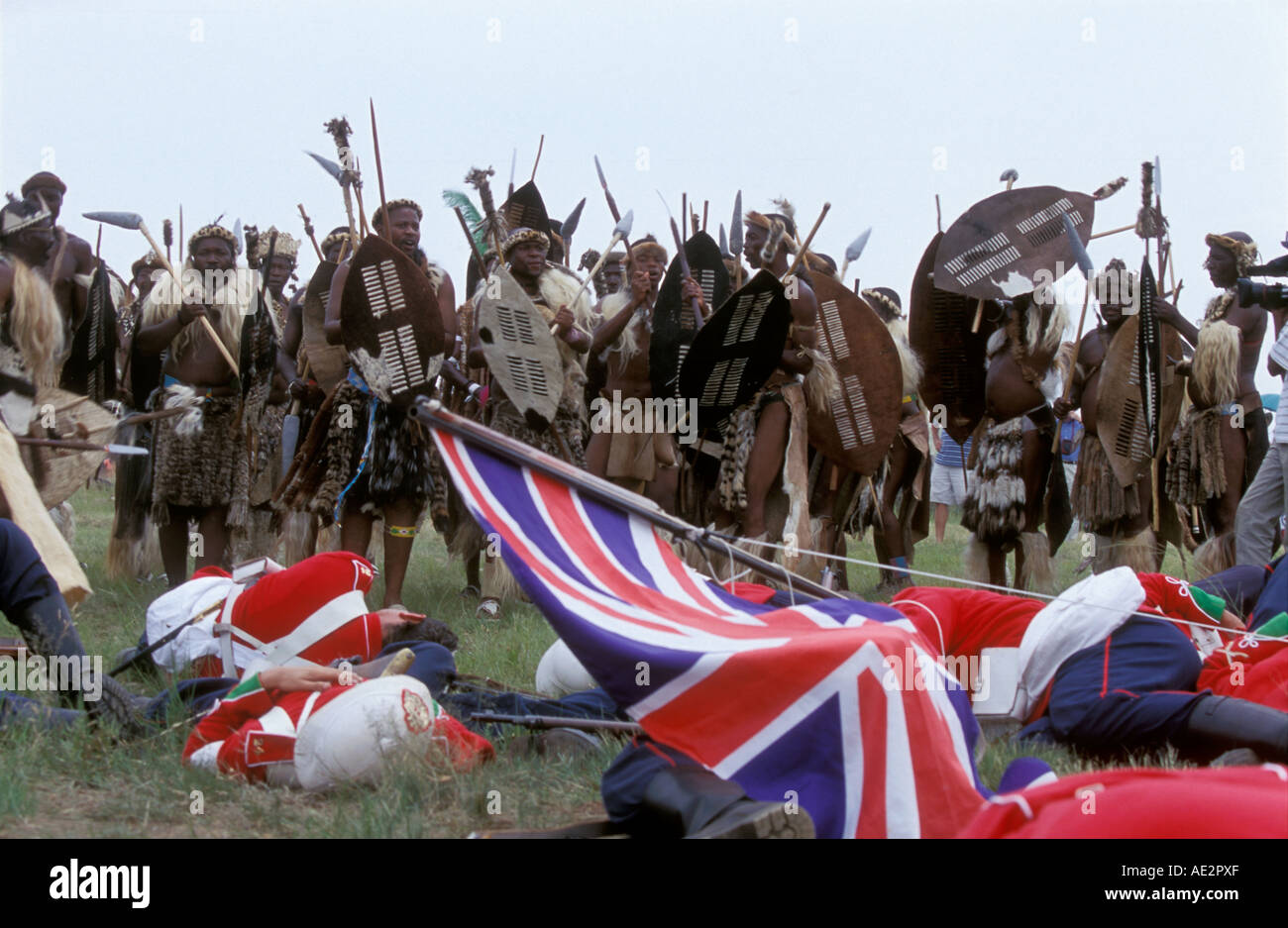 Sud Africa Kwa Zulu Natal Isandlwana Zulu warriors stand su morti cappotti rossi Foto Stock