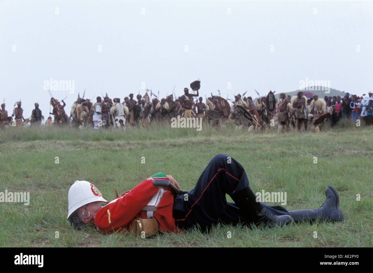 Sud Africa Kwa Zulu Natal Isandlwana cappotto rosso soldier playing dead dopo la battaglia Foto Stock