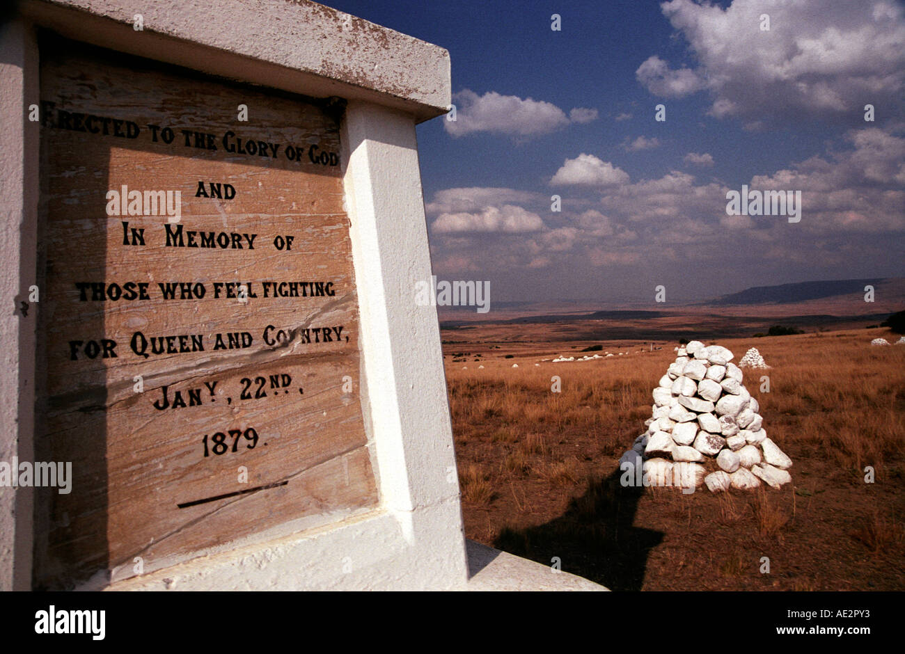 Sud Africa Kwa Zulu Natal il campo di battaglia di Isandlwana la pietra bianca cairns indicano i luoghi in cui corpi giacevano. Foto Stock