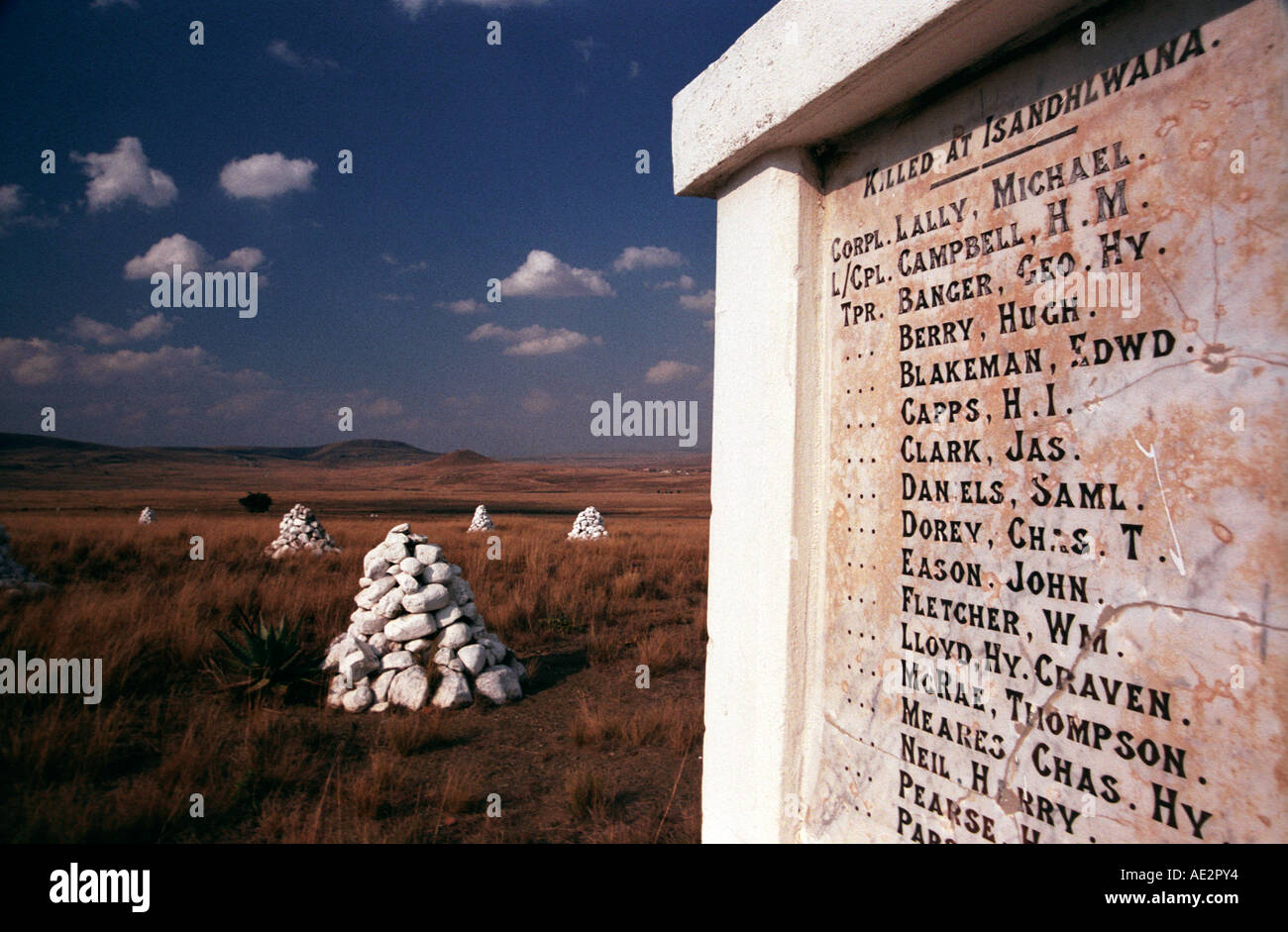 Sud Africa Kwa Zulu Natal il campo di battaglia di Isandlwana la pietra bianca cairns indicano i luoghi in cui Red rivestire corpi giacevano Foto Stock