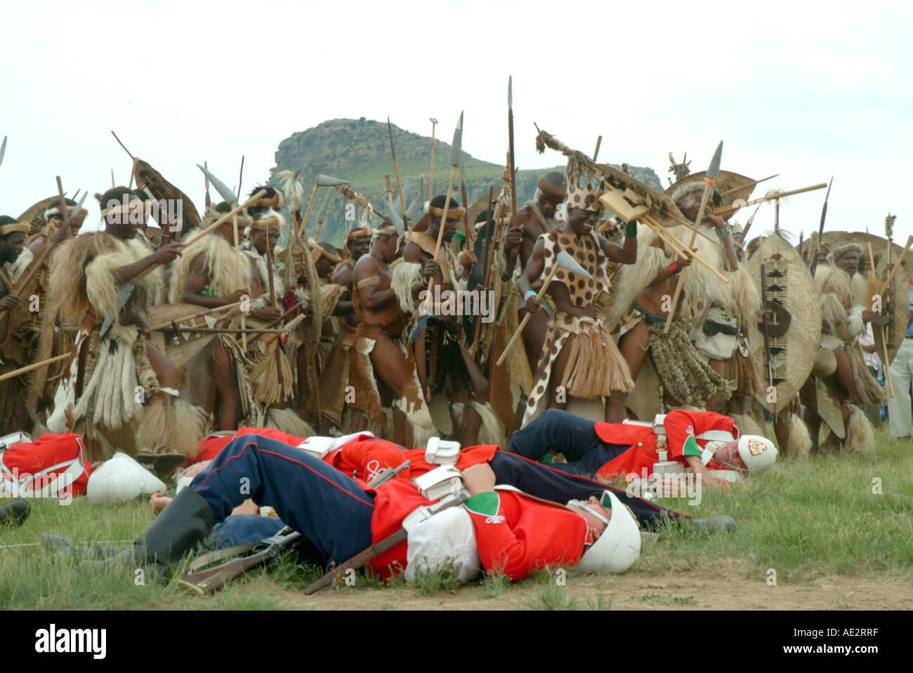 Sud Africa Kwa Zulu Natal rievocazione storica della Battaglia di Isandlwana Rossa caduti soldati di rivestimento si trovano nella parte anteriore del vittorioso Zulu Foto Stock