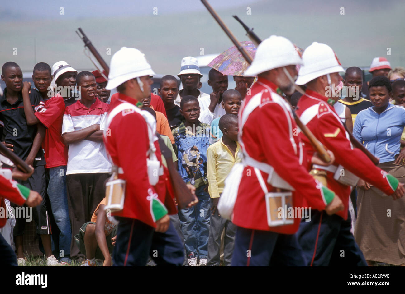 Sud Africa Kwa Zulu Natal rievocazione storica della Battaglia di Isandlwana cappotto rosso soldati marzo passato spettatori Foto Stock
