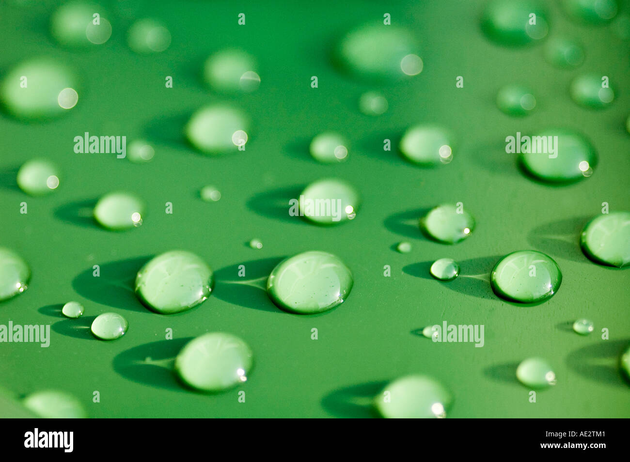 Gocce di pioggia sulla plastica coperchio dello scomparto Foto Stock
