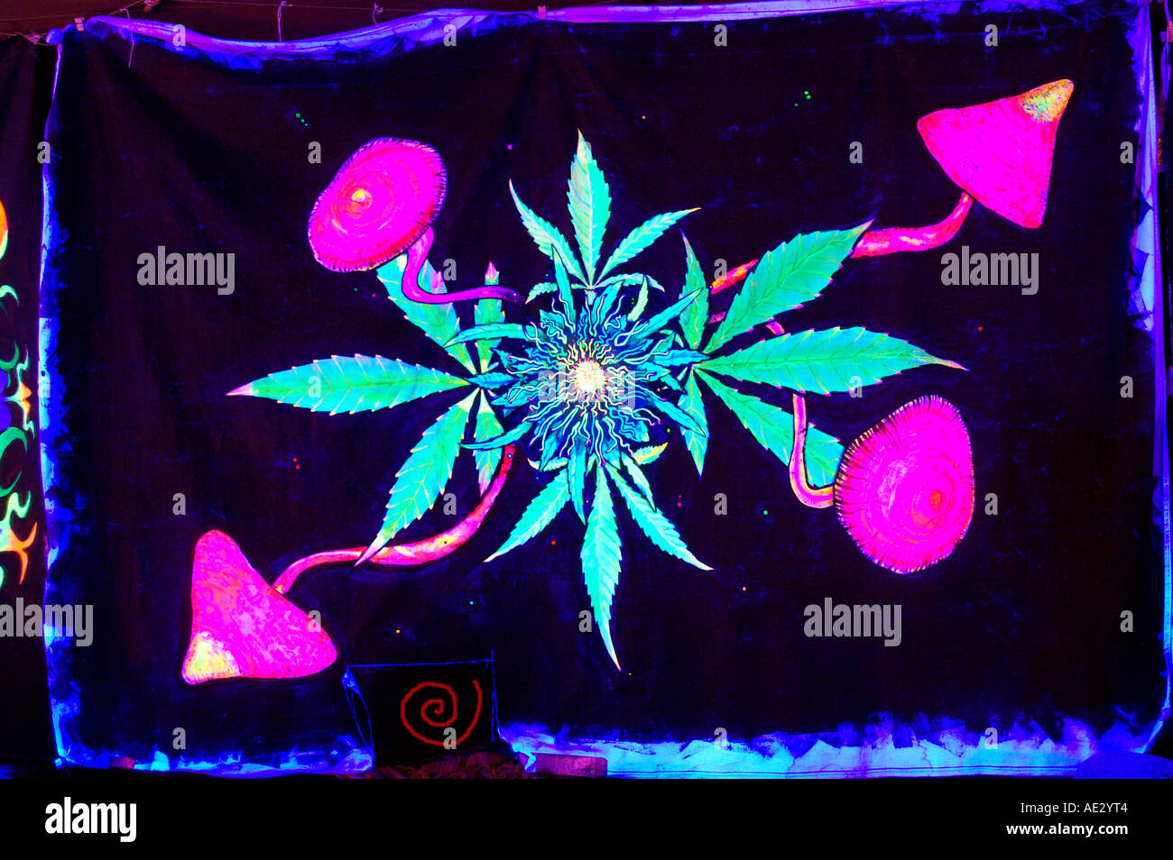 Hilltop 2006 - fluorescente a raggi ultravioletti psilocybe psichedelica di decorazione a fungo a rave party Foto Stock