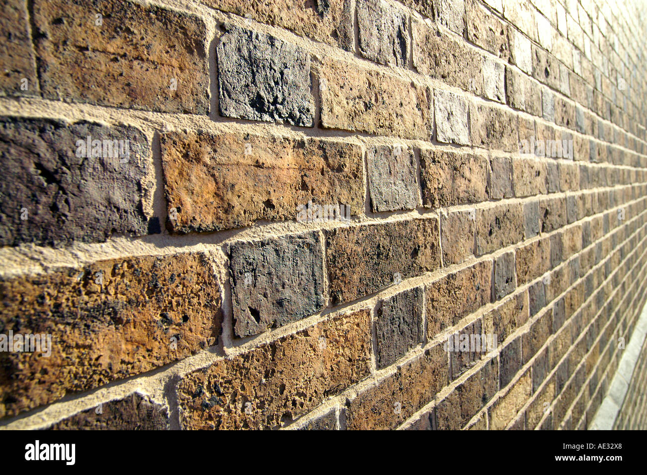Un muro di mattoni, linee convergenti in distanza Foto Stock