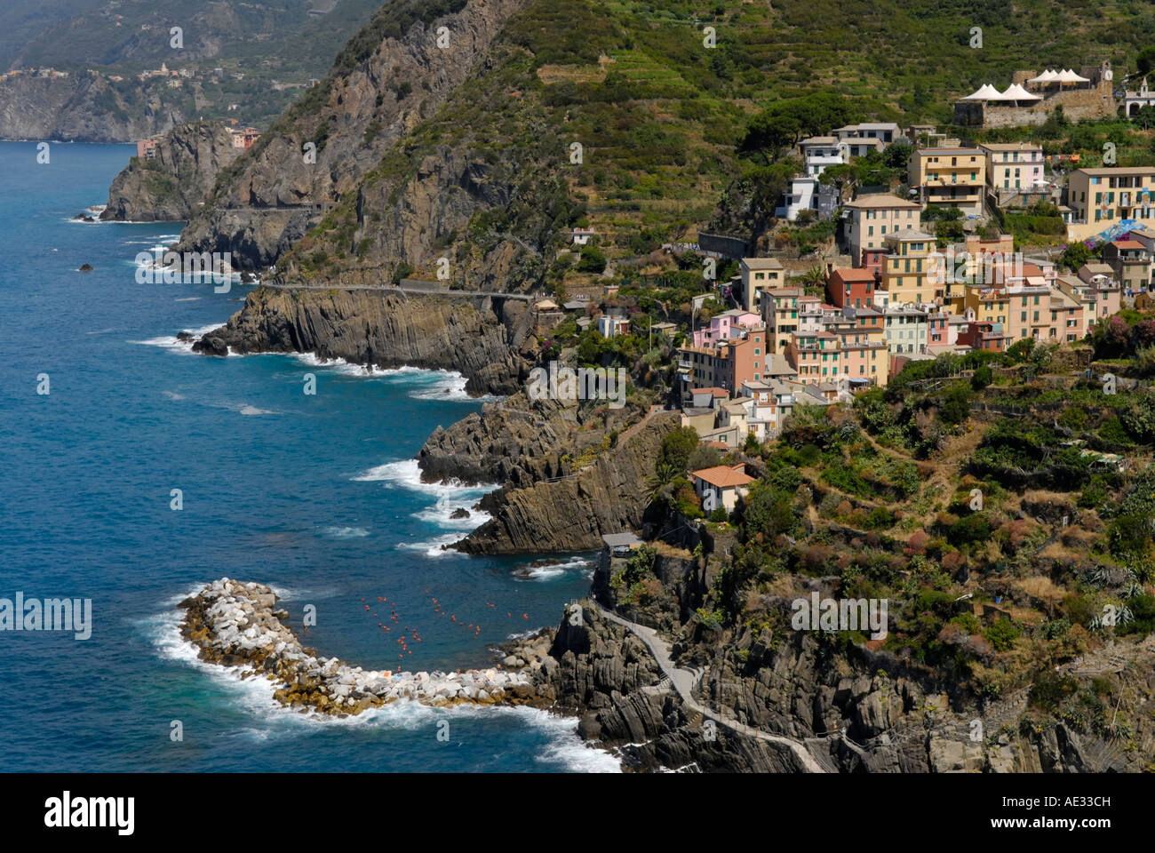 Riomaggiore con il suo porto, elevato angolo vista da sud, Cinque Terre Foto Stock