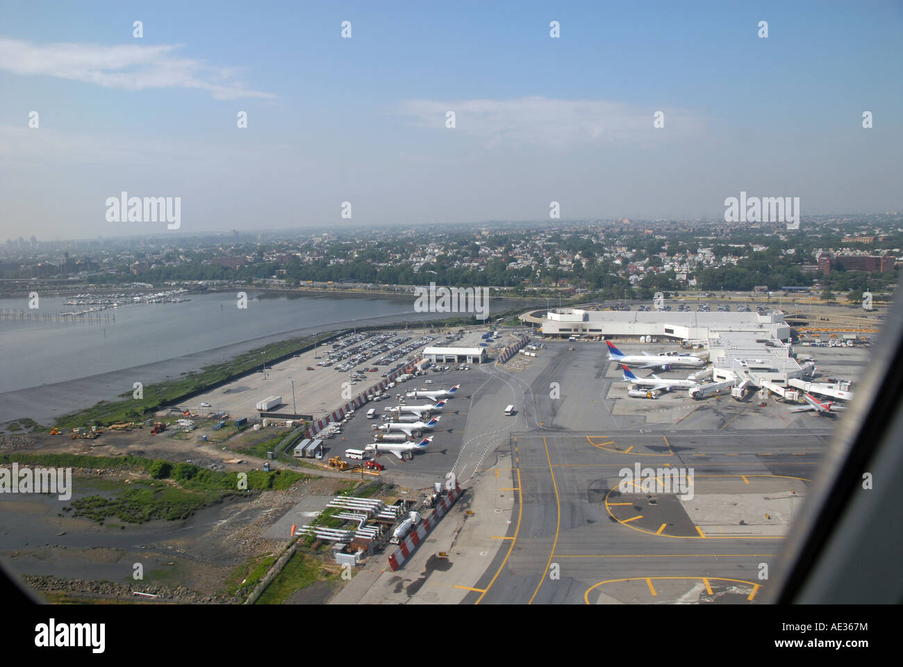 Dall'Aeroporto La Guardia di New York City visto dalla finestra di un piano tenendo spento Foto Stock