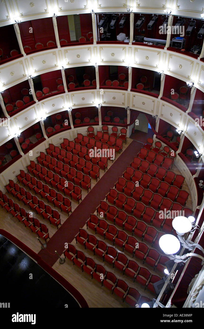 Interno del Teatro Apollo di Ermoupoli dall alto angolo Foto Stock