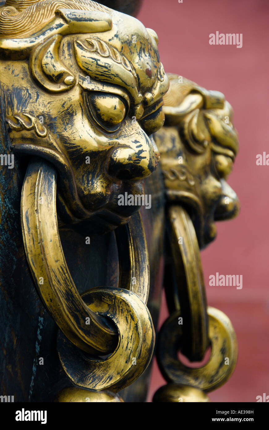 Dettaglio di ornati maniglie in ottone sulla reliquia dentro la Città Proibita di Pechino 2007 Foto Stock