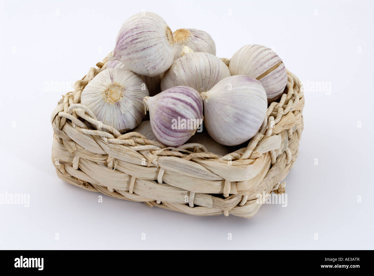 Elephant aglio, Russo l'aglio (allium ampeloprasum), lampadine in una piccola cesta, studio immagine Foto Stock