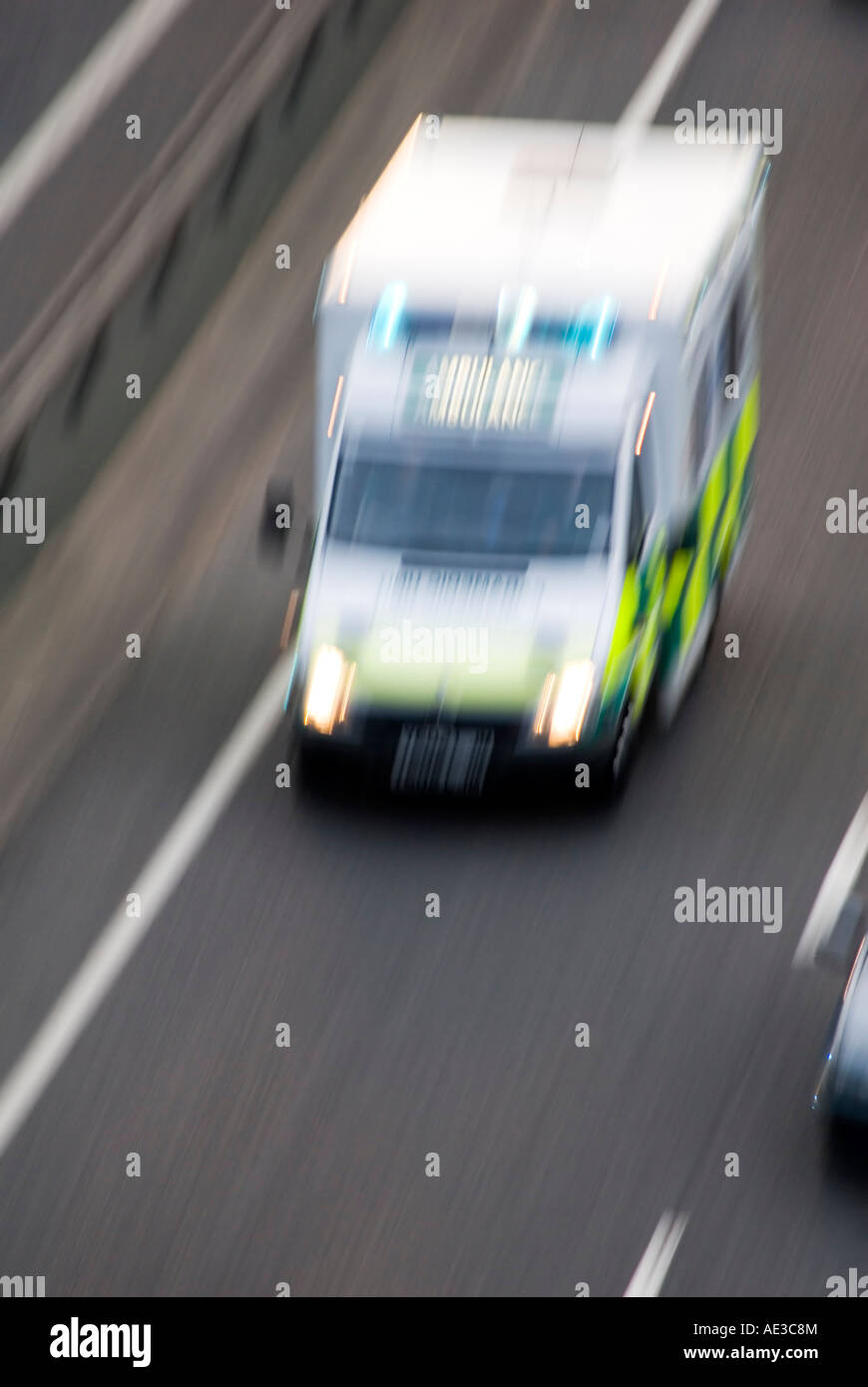 Ambulanza velocizzando la strada in autostrada Foto Stock