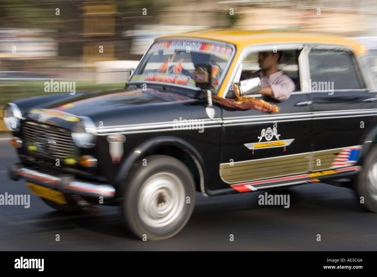 Taxi accelerando attraverso il centro di Mumbai Foto Stock