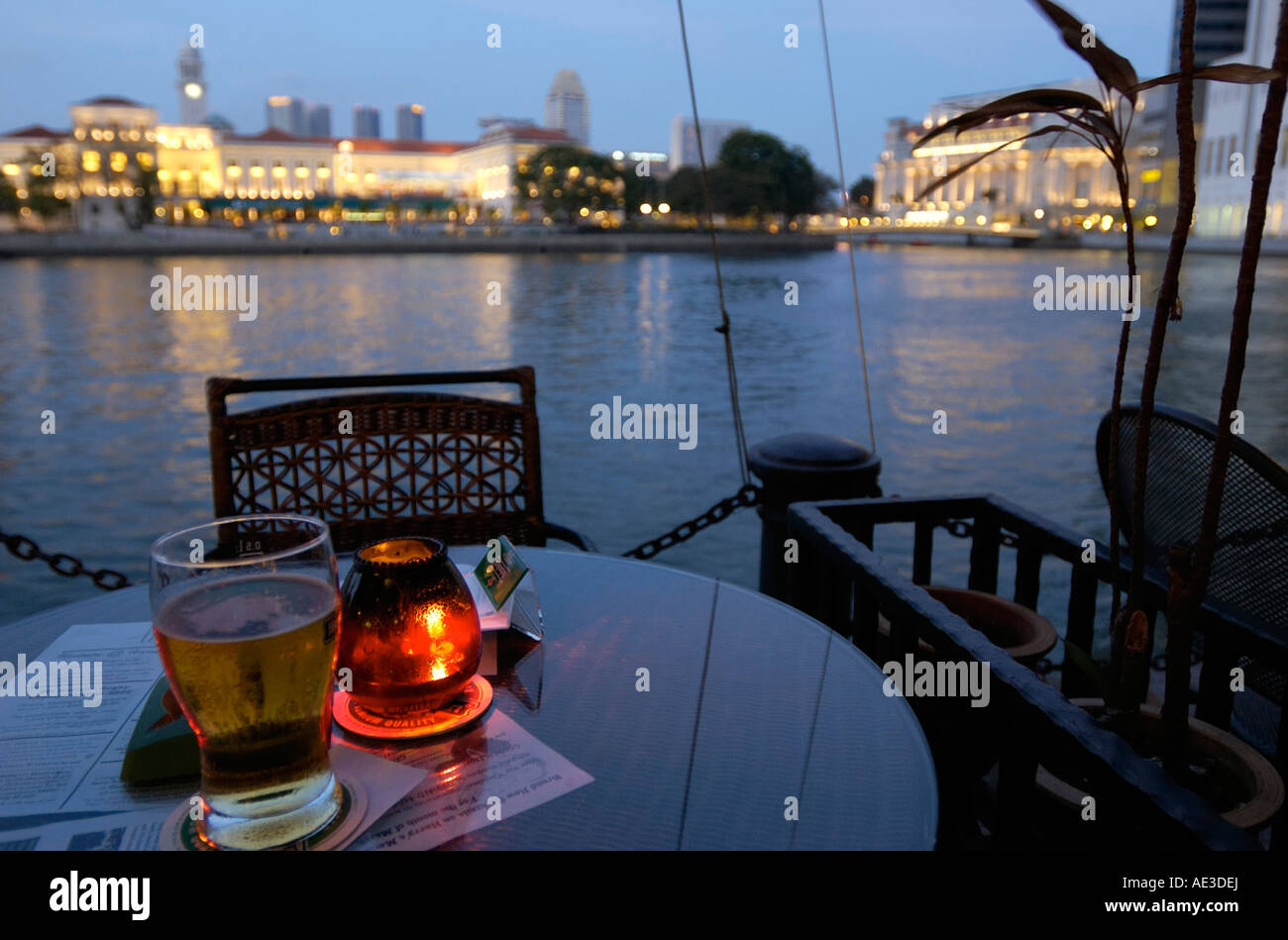 Il crepuscolo si assesta su uno Raffles Place, Singapore Foto Stock
