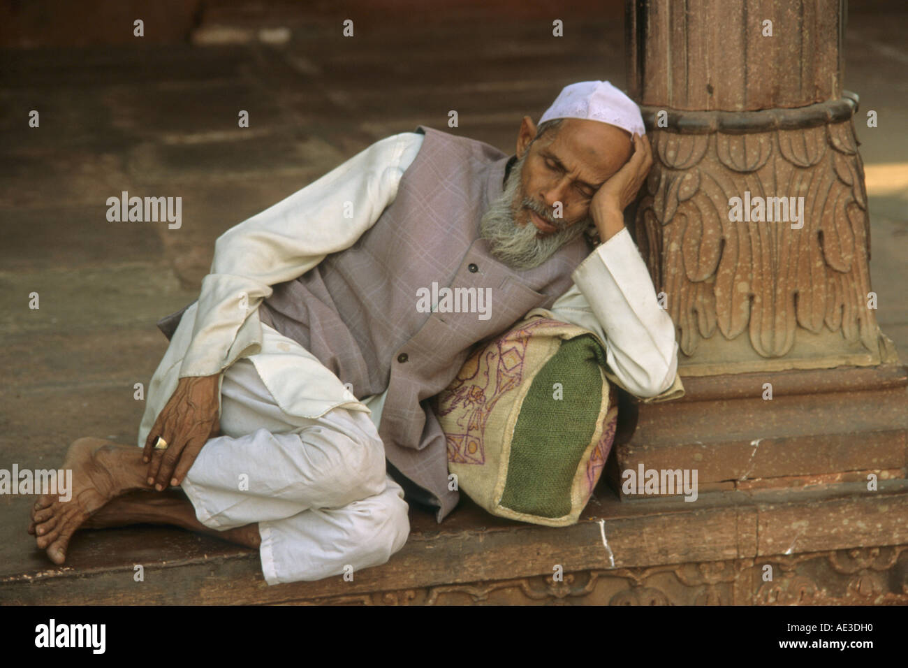 India Delhi Jami Masjid moschea musulmana di appoggio del pellegrino Foto Stock
