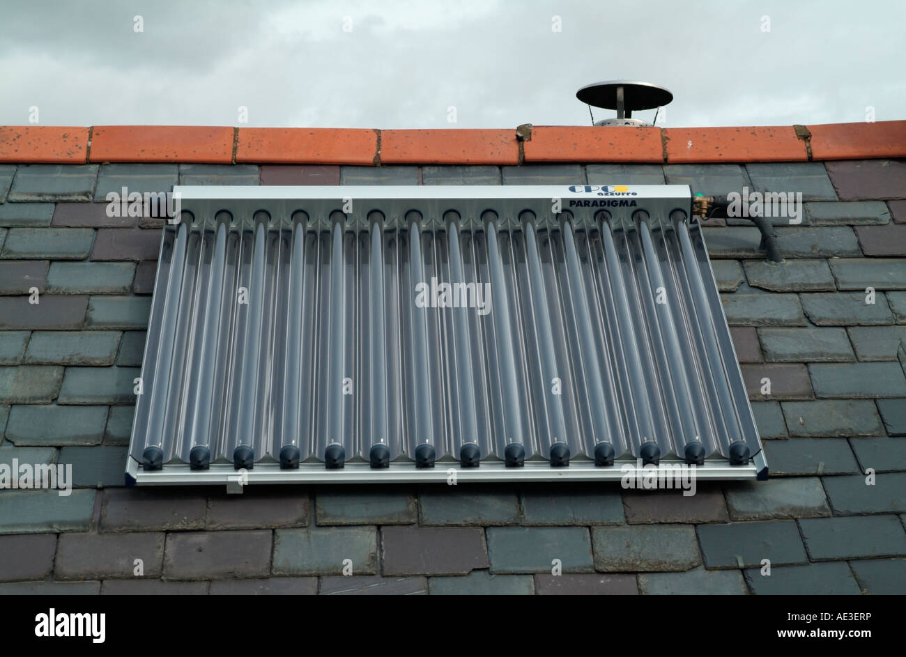 Il CPC Paradigma azzurro Solare Sistema di riscaldamento su un tetto Foto Stock