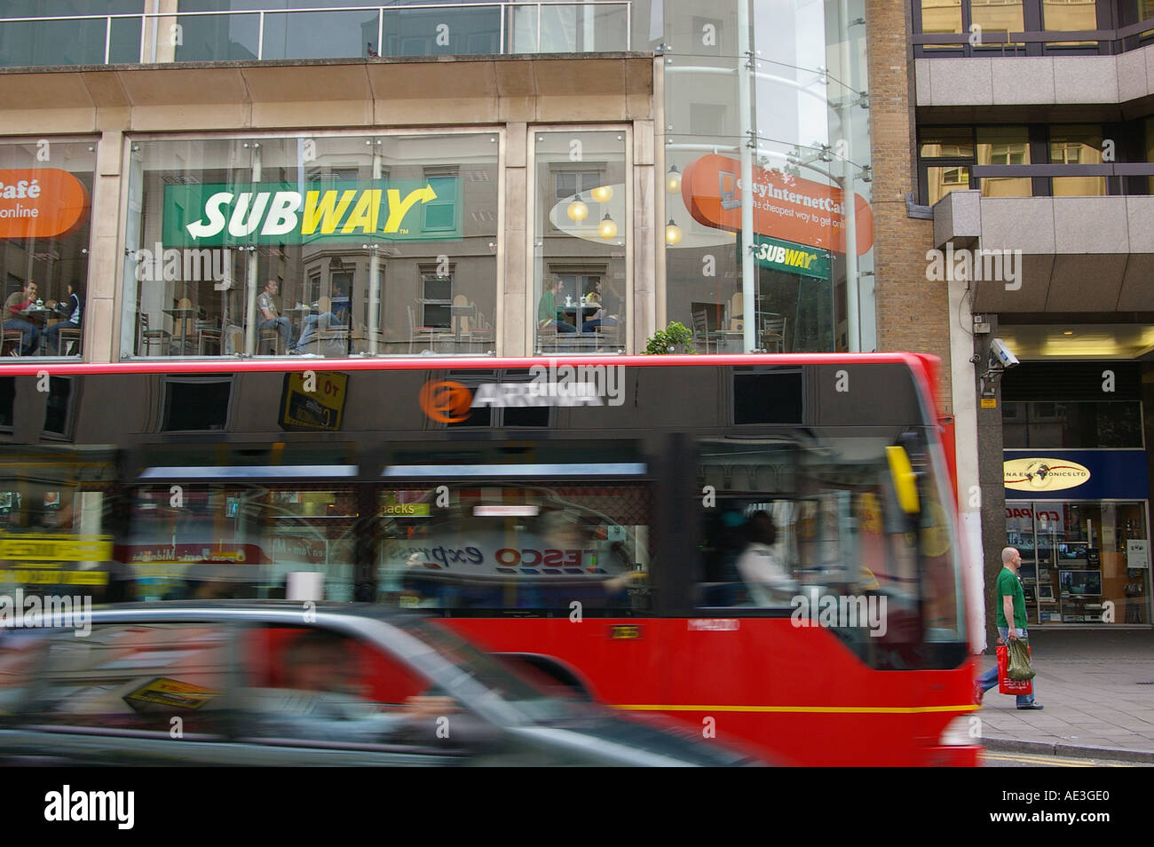 Traffico di Londra La vita bus rosso congestionato Tottenham court road negozi Foto Stock