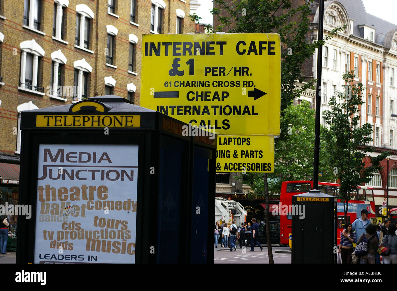 London street segni internet di comunicazioni telefoniche cartellone pubblicitario board Foto Stock