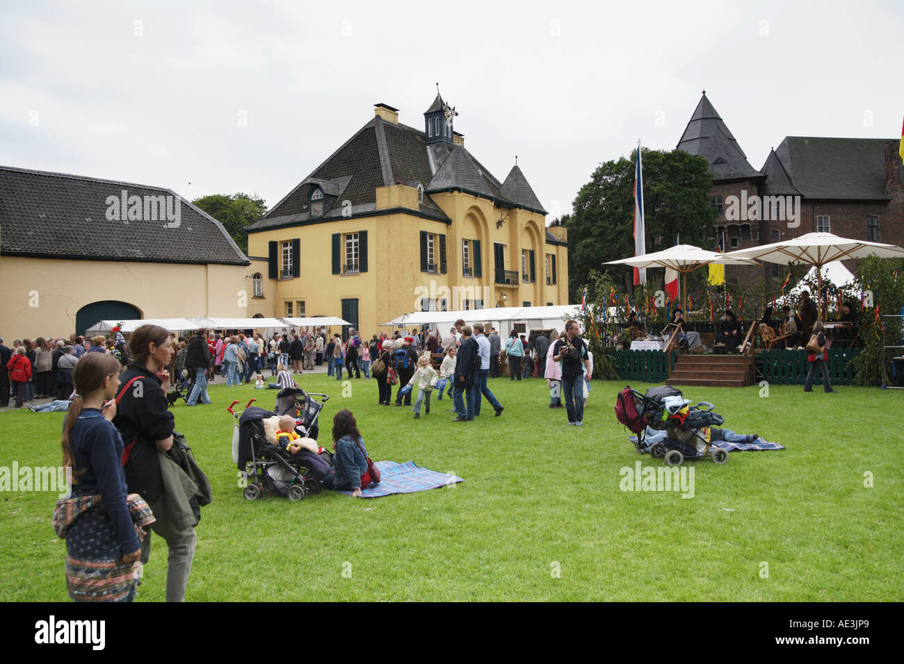 Flachsmarkt 2006 Burg Linn, Krefeld, Germania. Artigianato medievale di mercato. Foto Stock