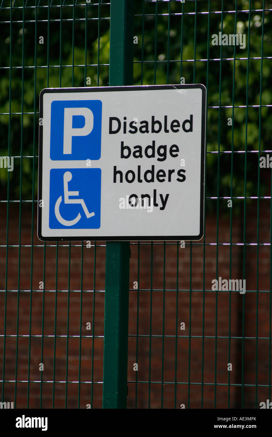 Badge disabili i soli titolari, cartello stradale in British parcheggio auto in condizioni di luce diurna Foto Stock