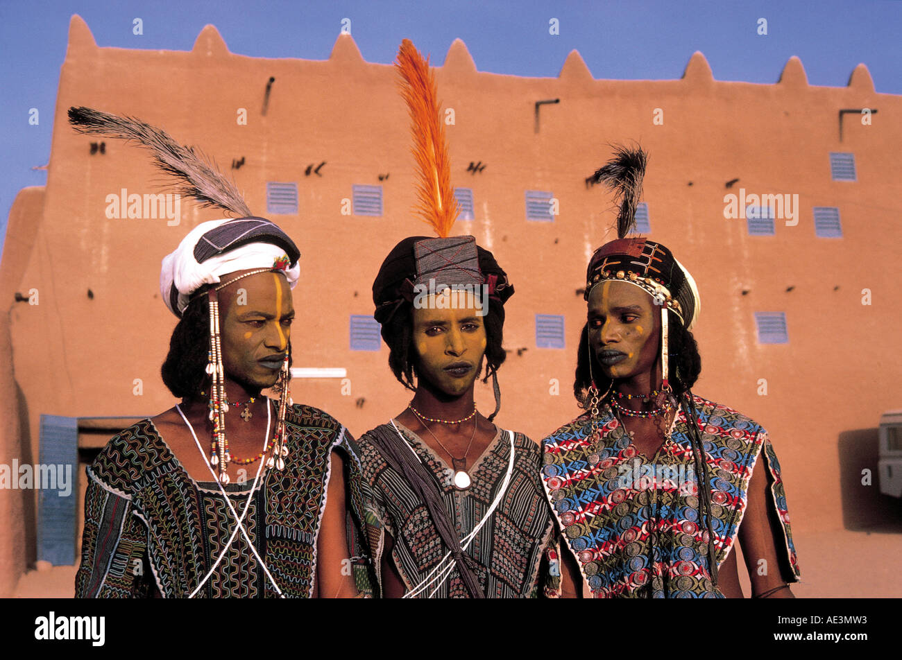 Wodaabe Tribesmen di fronte al Palazzo del Sultano Agadez Niger Foto Stock