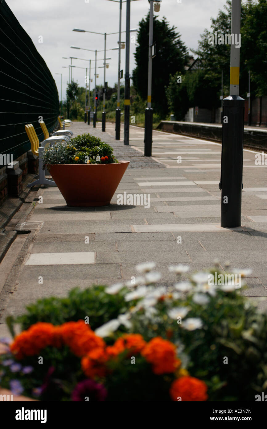 British stazione ferroviaria piattaforma, vuota di viaggiatori. Foto Stock