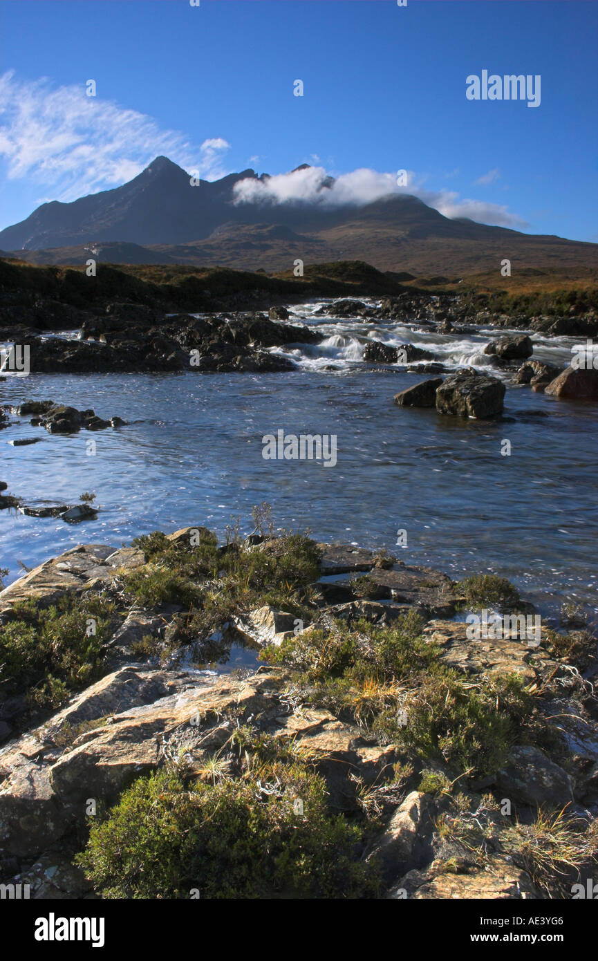 Foto verticale di frastagliate cime delle montagne sull'Isola di Skye vicino Sligachan in tarda estate in Scozia Foto Stock