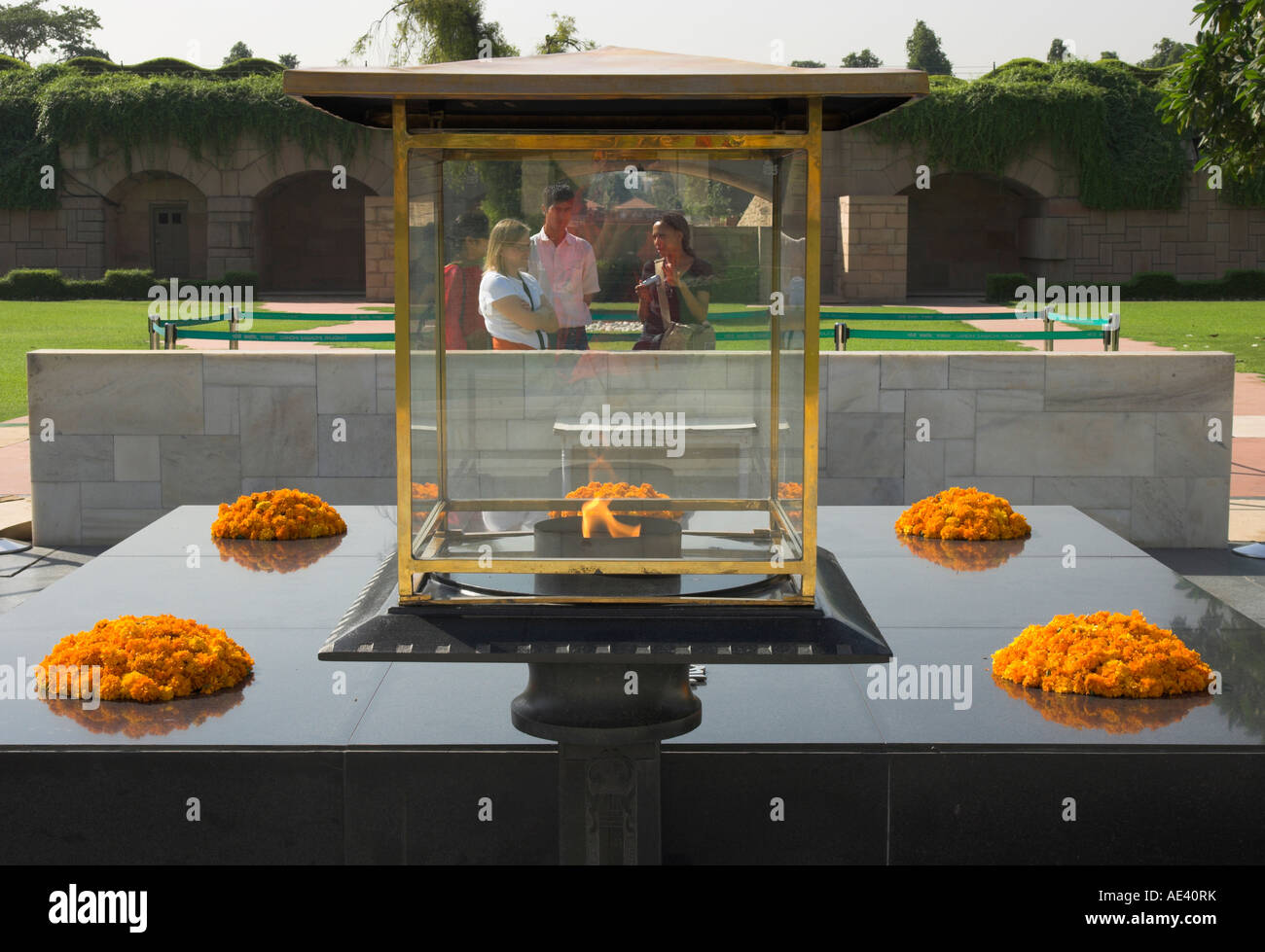 Il Mahatma Gandhi Memorial, fiori su Gandhi tomba, Raj Ghat, Delhi, India, Asia Foto Stock