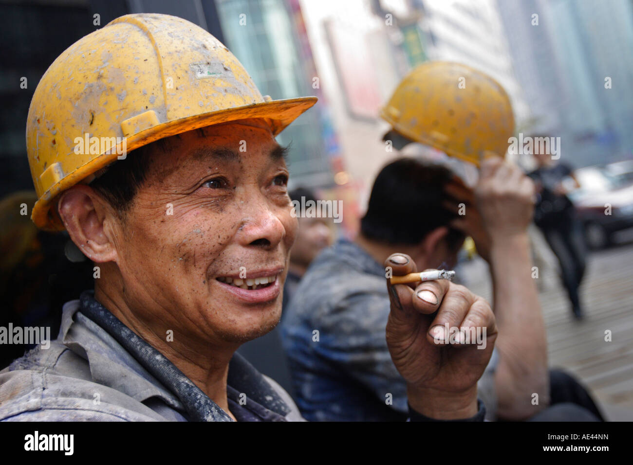 Lavoratori edili prendere una pausa sigaretta, Chongqing, la Cina, Asia Foto Stock