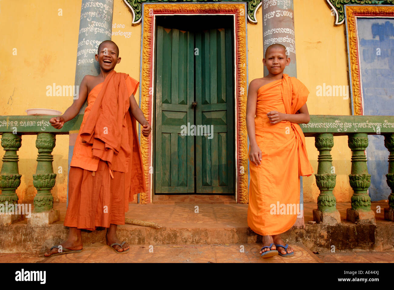 Giovani novizi buddisti rilassarsi al di fuori del loro tempio in Sen Monorom, zone di Mondulkiri provincia, Cambogia, Indocina, Asia sud-orientale, Asia Foto Stock