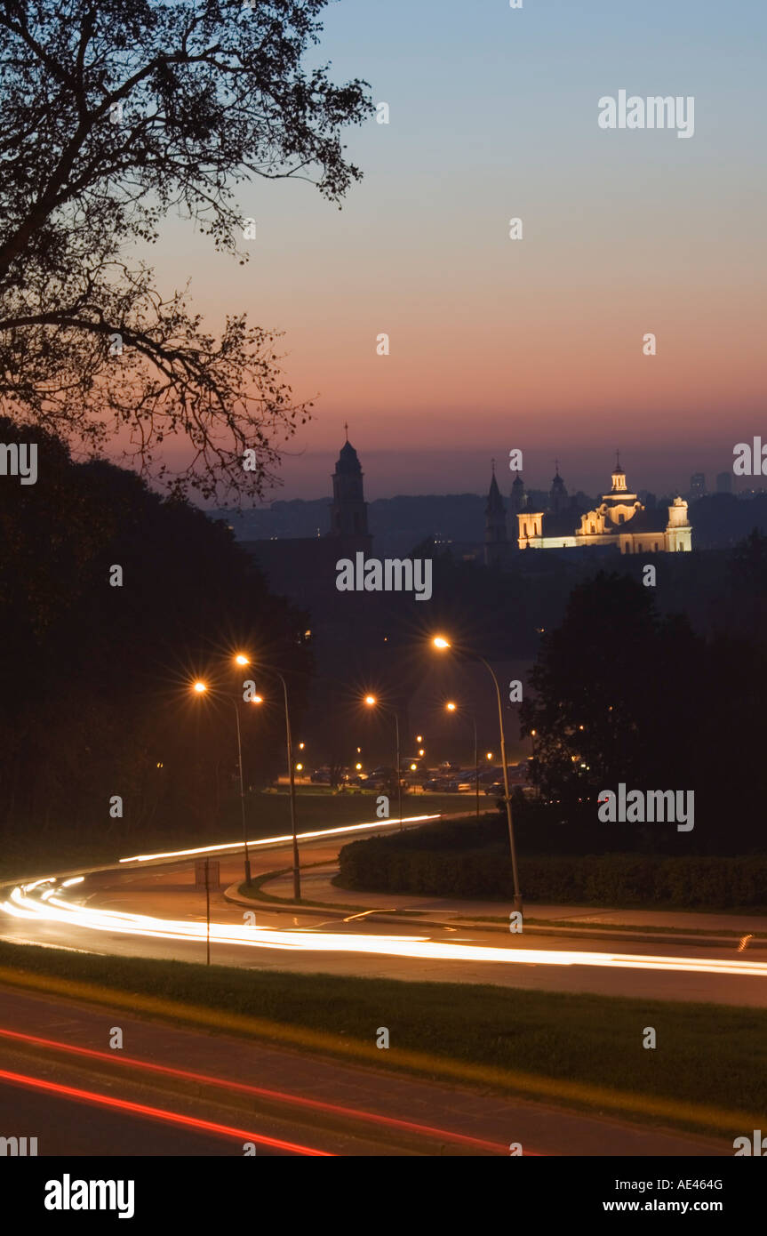 Auto sentieri di luce di notte, con la chiesa ortodossa della Parasceve, la Città Vecchia e il centro della città di Vilnius, Lituania, Paesi Baltici Foto Stock