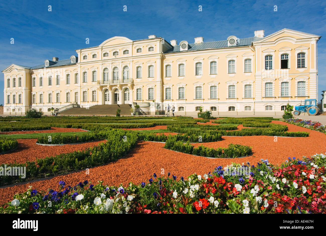 Giardini formali & stile barocco Palazzo Rundales (Rundales pils), duca di Courland, Zemgale vicino Bauska, Lettonia, Paesi Baltici Foto Stock