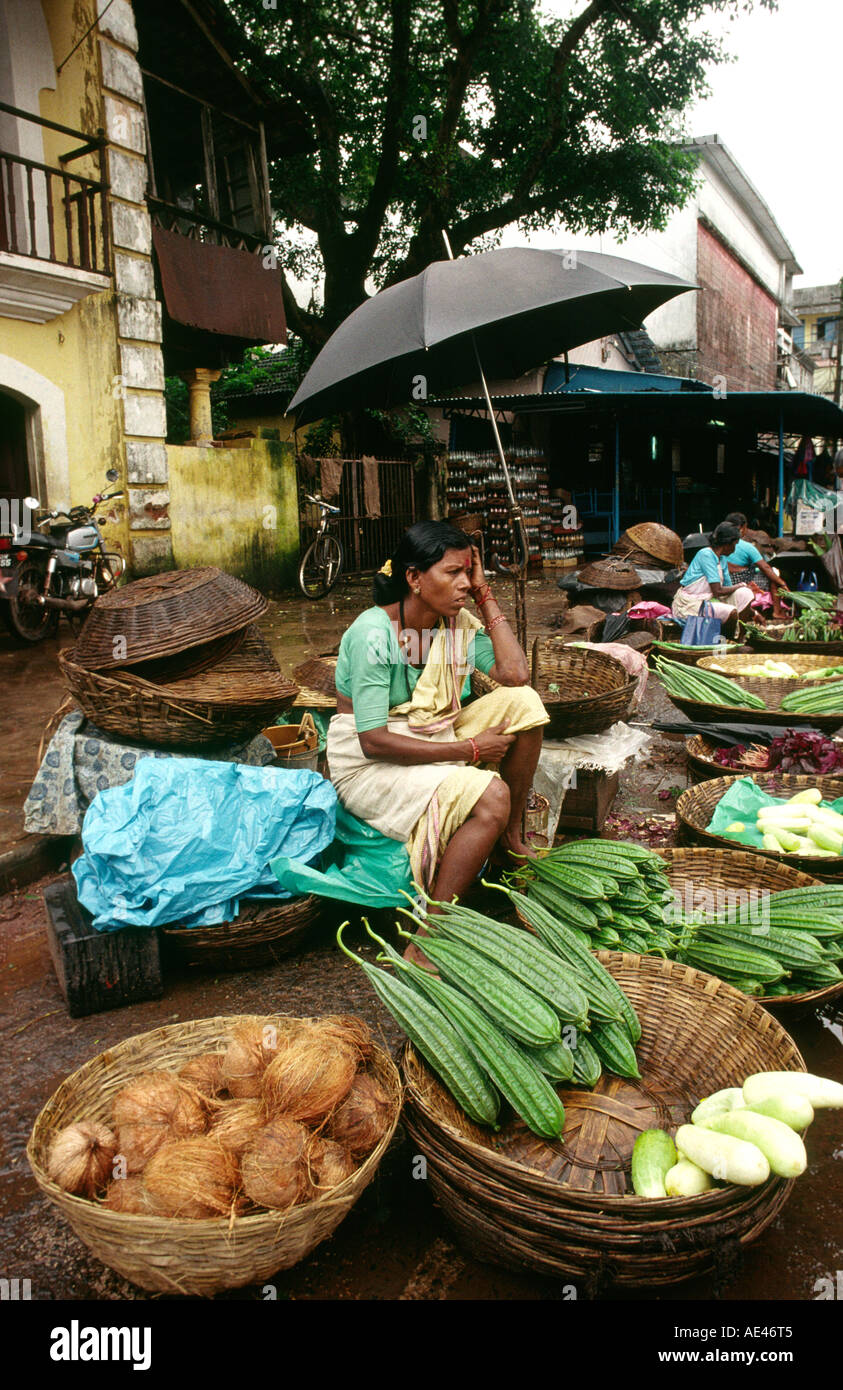 India Goa Vasco de Gama monsone donna alimentari vendita di zucche amare il cocco e il cetriolo Foto Stock