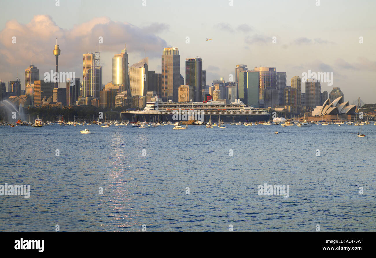 Queen Mary 2 sul viaggio inaugurale che arrivano nel porto di Sydney, Nuovo Galles del Sud, Australia Pacific Foto Stock