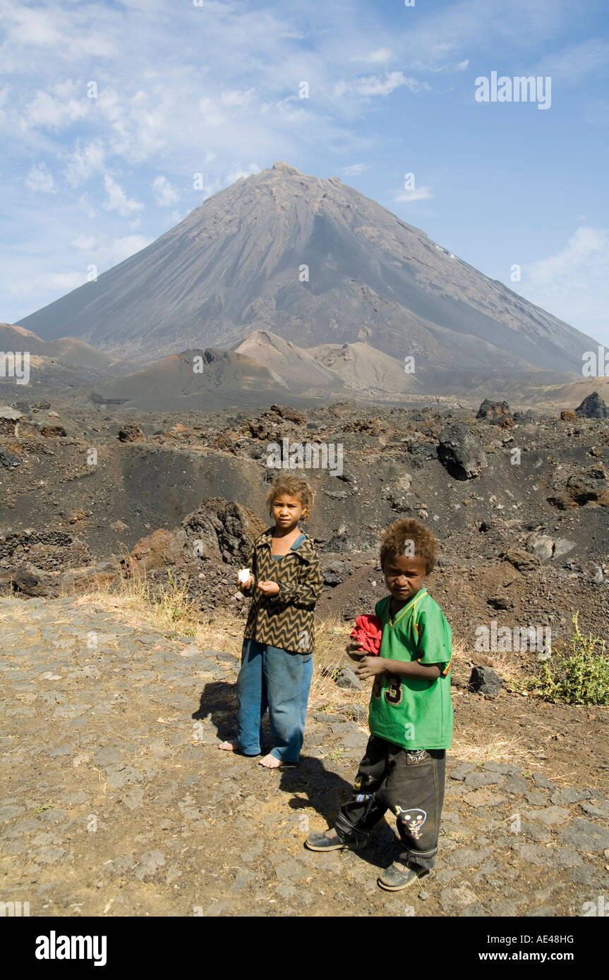 Bambino i fornitori che vendono souvenir, con il Pico de Fogo vulcano sullo sfondo, Fogo (Fire), Isole di Capo Verde, Africa Foto Stock