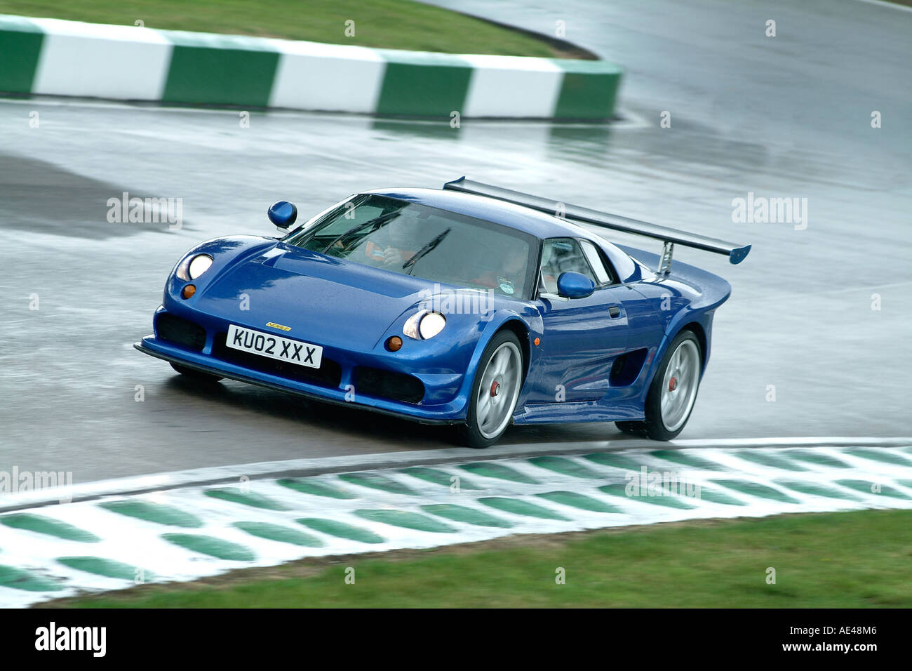 Noble m12 corse su un circuito di gara in condizioni di clima umido, Regno Unito. Foto Stock