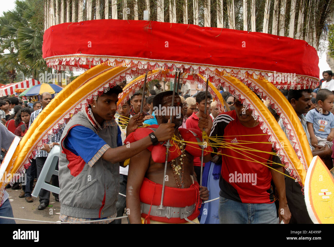 Pellegrini durante il Thaipusam Hindu Festival presso Sri Subramaniyar Swami Temple, in rotta verso Grotte Batu, Selangor, Malaysia Foto Stock