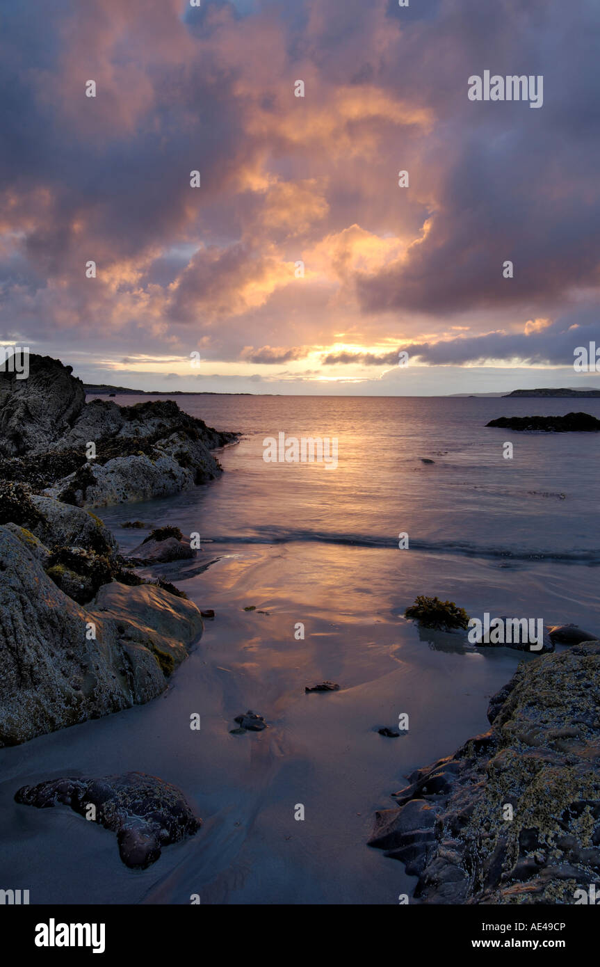 Spiaggia al tramonto, vicino Tully Cross, Connemara, nella contea di Galway, Connacht, Repubblica di Irlanda, Europa Foto Stock