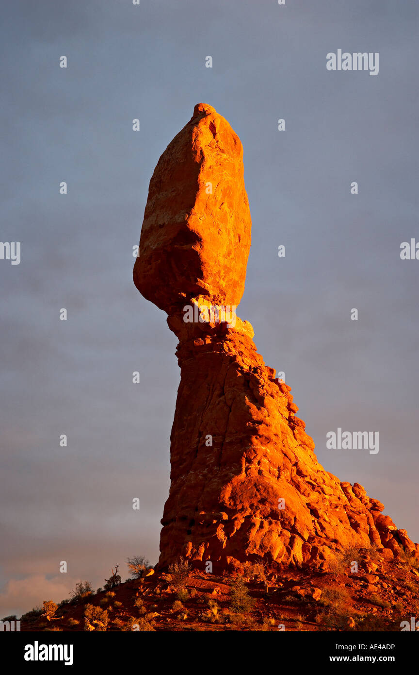 Equilibrato Rock al tramonto, il Parco Nazionale di Arches, Utah, Stati Uniti d'America Foto Stock