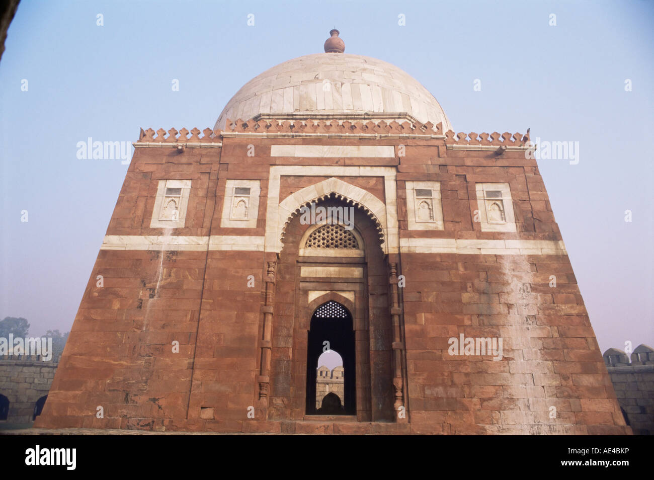 Tomba di Ghiyasuddin Tughlaq (Ghiyas ud-din Tughluq), Delhi, India, Asia Foto Stock