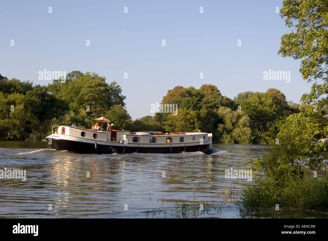 Un canale barca sul fiume Tamigi durante una molto alta marea a Richmond-upon-Thames, Surrey, England, Regno Unito, Europa Foto Stock